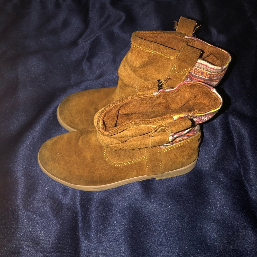 Toms girl suede boots!